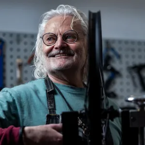 Když kolo musí sedět jako boty: Karel Stárek a jeho ručně stavěná zapletená kola