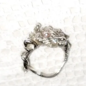 Šperky jako z jiného světa. Zlaté české ručičky patří Gabriele Lhotákové