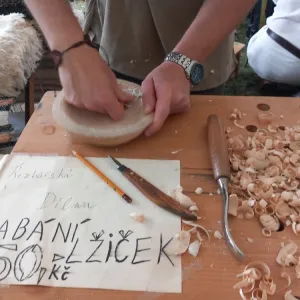 Řezbář Radek Mach dává dřevu nový život