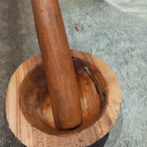 Řezbář Radek Mach dává dřevu nový život