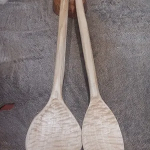 Řezbář Radek Mach dává dřevu nový život