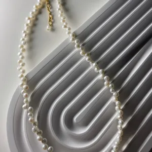 Šperky z perel, minerálů a stříbra vznikají po večerech. Tvoří je maminka dvou malých dětí