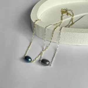 Šperky z perel, minerálů a stříbra vznikají po večerech. Tvoří je maminka dvou malých dětí