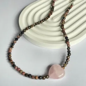 Šperky z perel, minerálů a stříbra vznikají po večerech. Tvoří je maminka dvou malých dětí