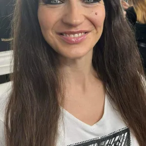 Pomáhá lidem a tvoří