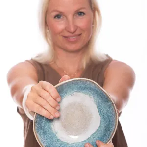 Keramika ji okouzlila už jako dítě. Dnes má vlastní dílnu a své zkušenosti předává dál