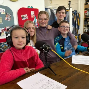 Dětské rádio z Mělníka slaví deset let. Za mikrofonem stojí samotné děti