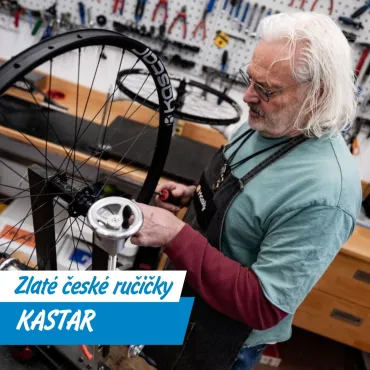Když kolo musí sedět jako boty: Karel Stárek a jeho ručně stavěná zapletená kola