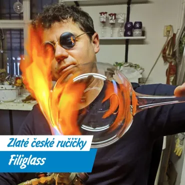 Sklář Filip Špaček a jeho andělé ze skla