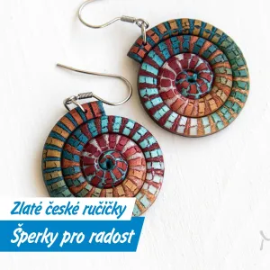 Z polymerové hmoty dělá šperky, které vypadají jako z přírody