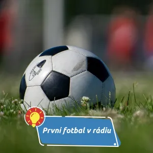 Zvuk tribun v uších posluchačů
