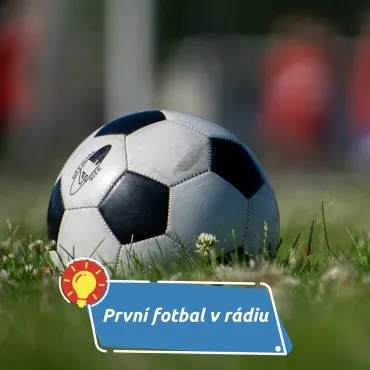 Zvuk tribun v uších posluchačů