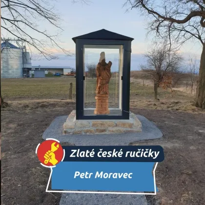 Mění motorovou pilu v umění a pomáhá tam, kde je potřeba