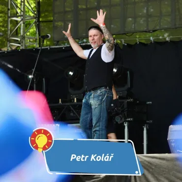 Rocker, který proměňuje životní pády v písně